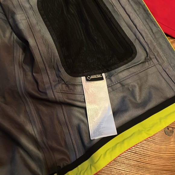 Millet Gore-Tex shell jacket pink EUC - Picture 8 of 9